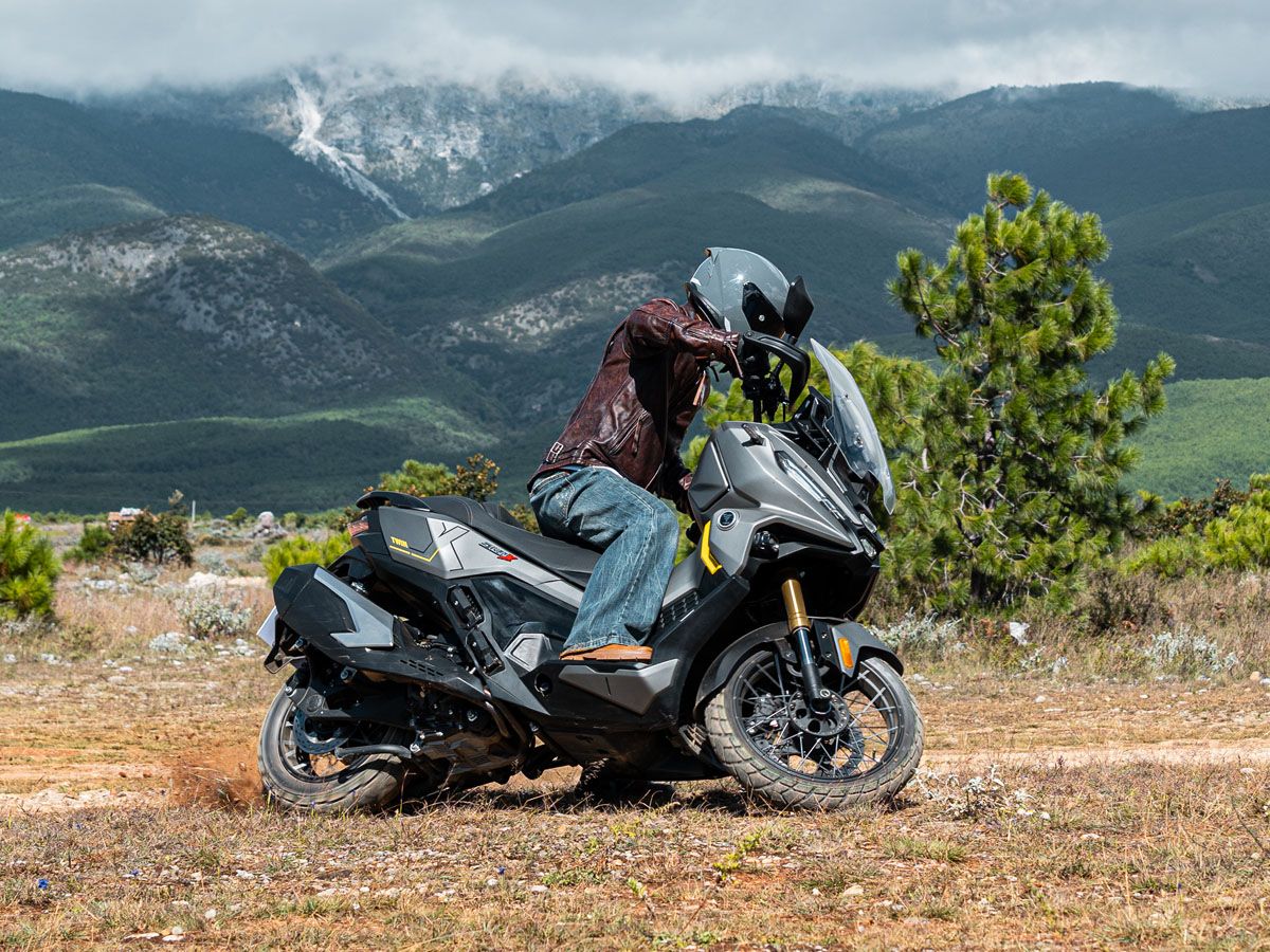 VOGE SR450X en ruta de montaña
